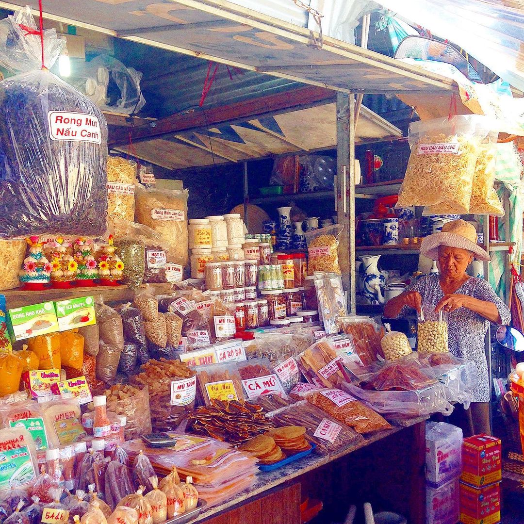 Một góc chợ Đầm Nha Trang bày bán đầy đủ các loại đặc sản Nha Trang từ đồ khô đến đồ tươi