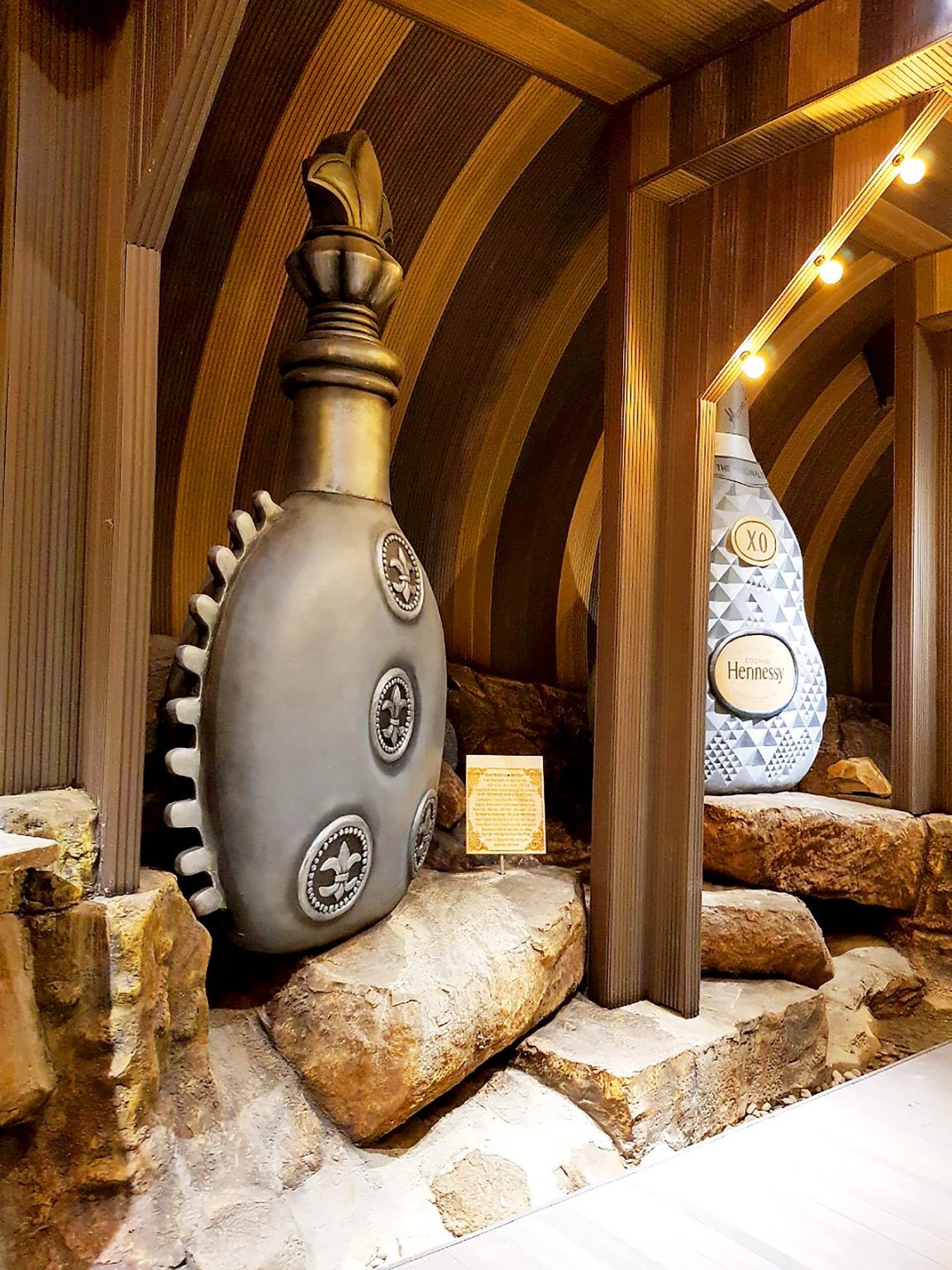 Những mô hình chai rượu khổng lồ ấn tượng được đặt khắp không gian bên trong tàu ngầm