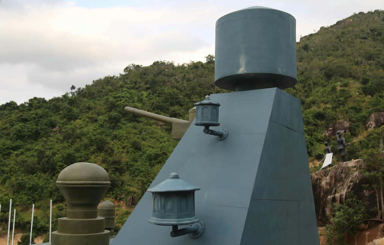 Tàu được thiết kế các trang bị như radar, ụ pháo