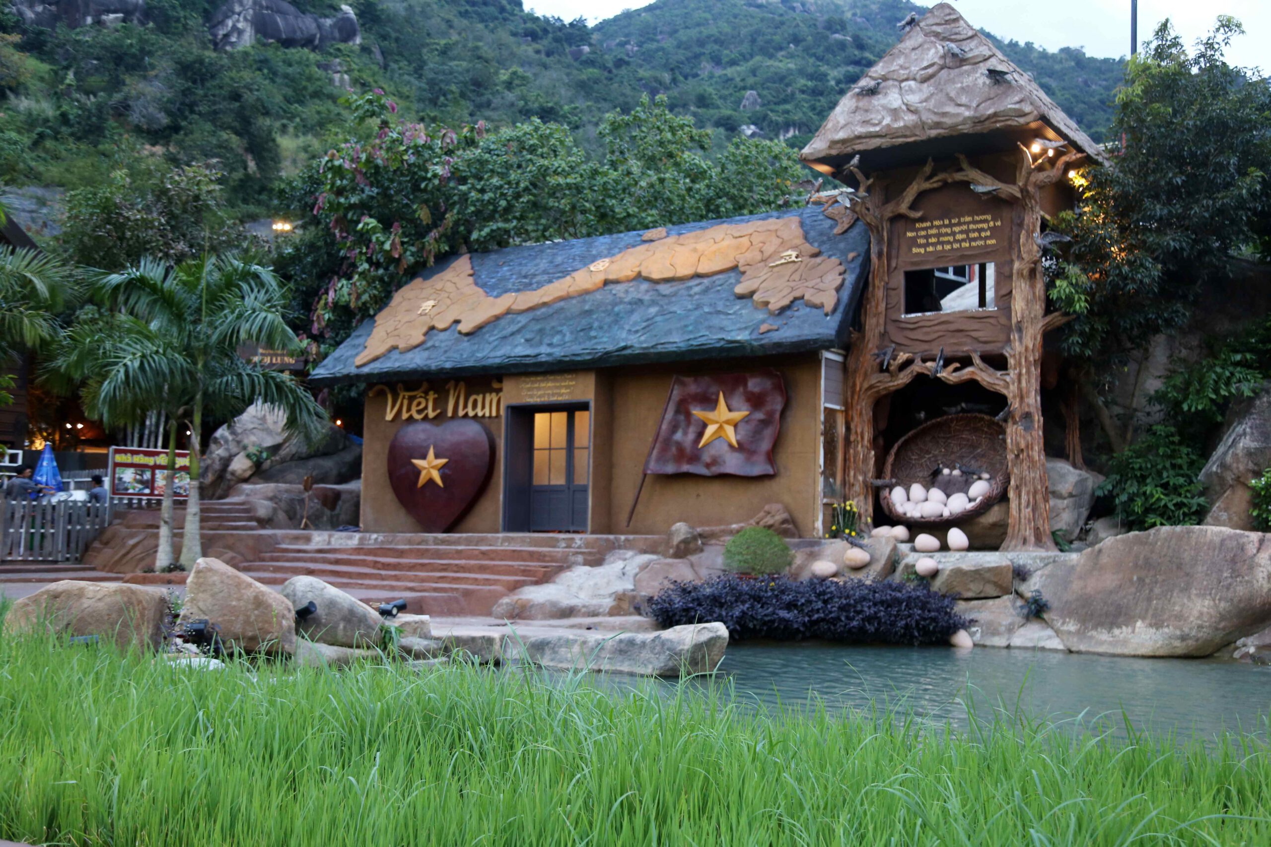 Gian nhà với phần mái khắc họa bản đồ Việt Nam đầy ấn tượng 