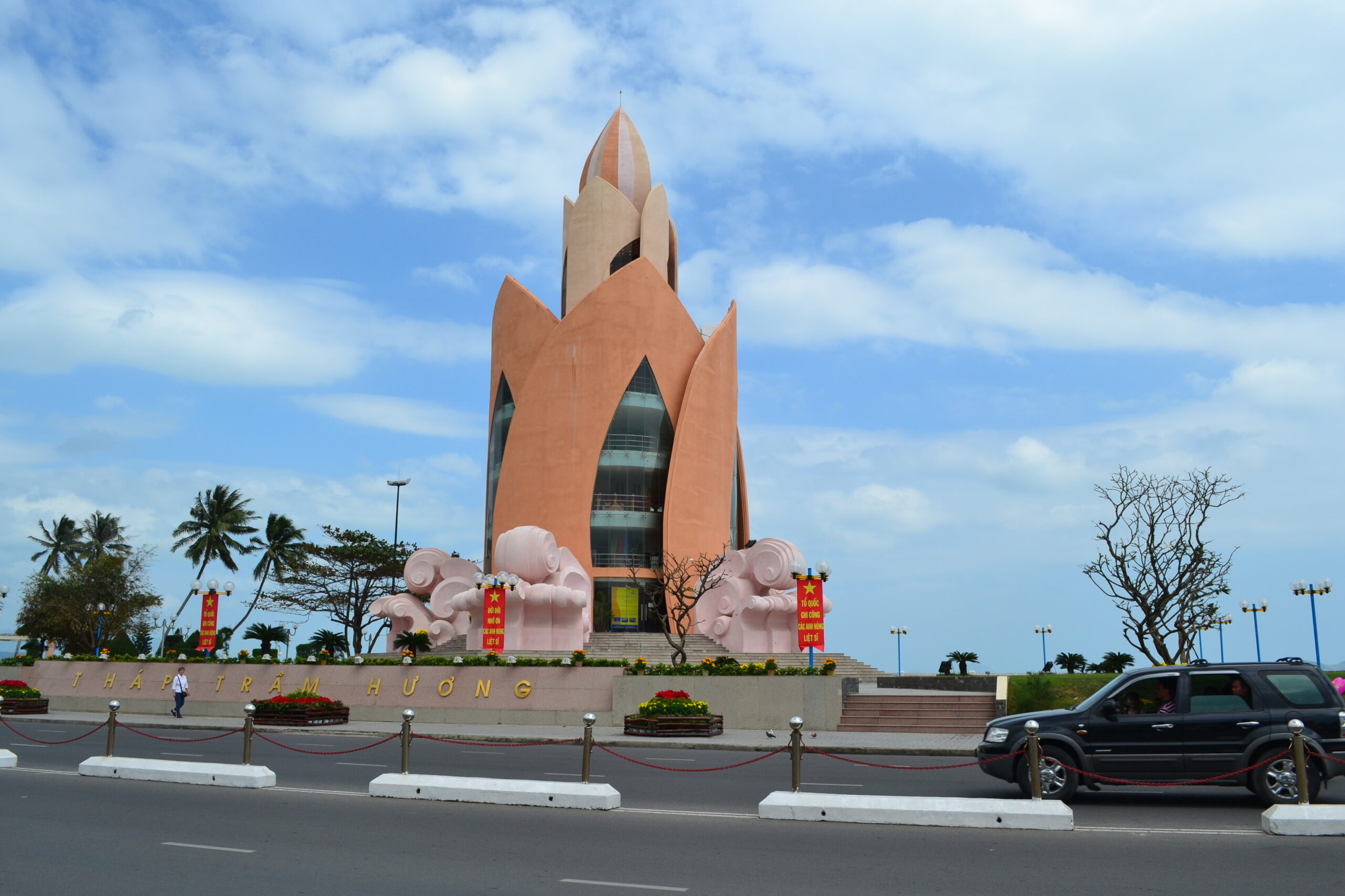 Tháp trầm hương tại quảng trường 2/4 Nha Trang