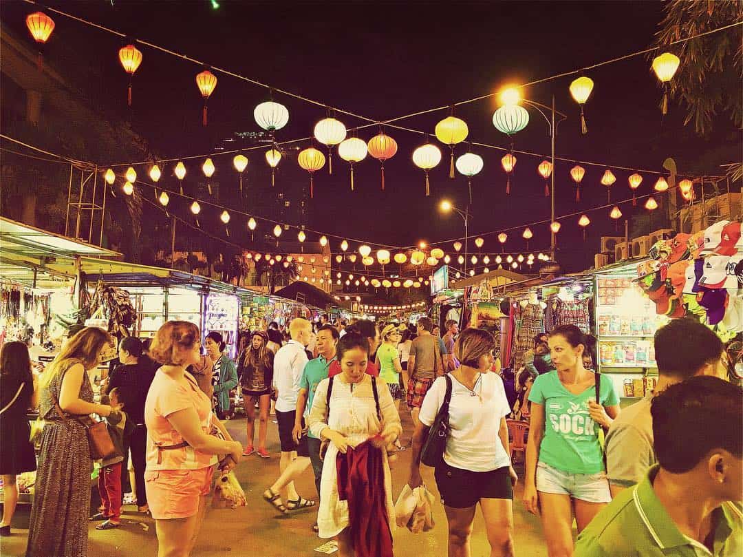 Khung cảnh tấp nập nơi chợ đêm Nha Trang