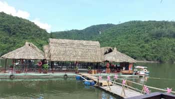 Chòi gỗ lợp mái lá đơn sơ trên Hồ Kênh Hạ 