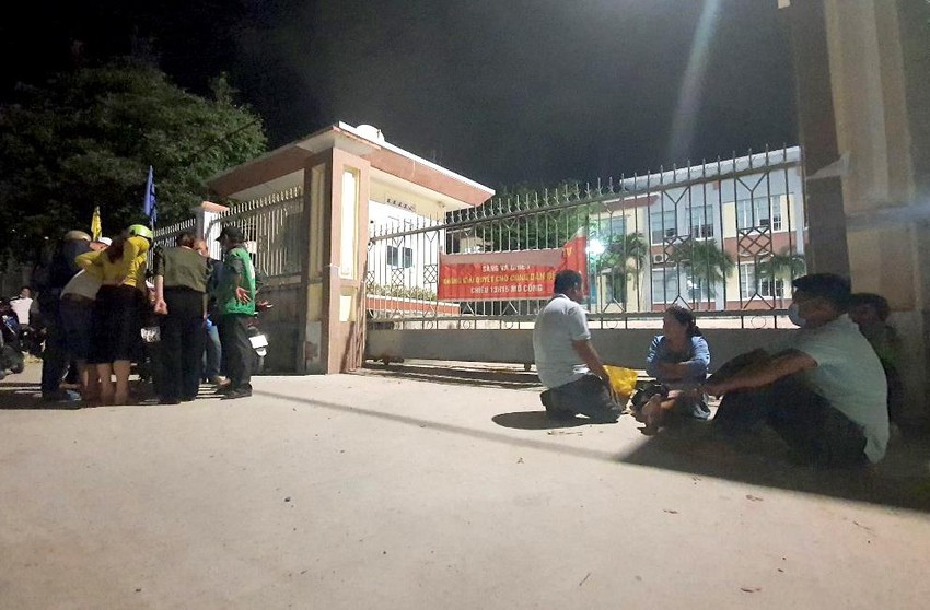 Người dân chờ đợi xuyên đêm trước cổng BPMC huyện Cam Lâm vào tối 24-4 chờ làm thủ tục nhà đất