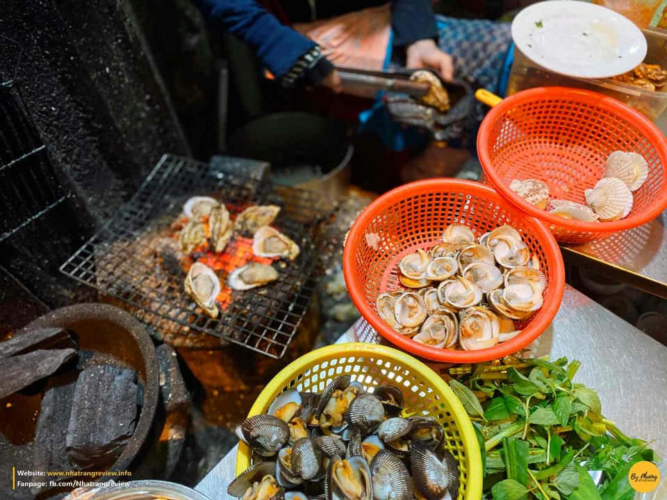 Những món hải sản được chế biến ngay khi khách vừa order giúp giữ độ tươi và ngon của món ăn (@nhatrangreview)