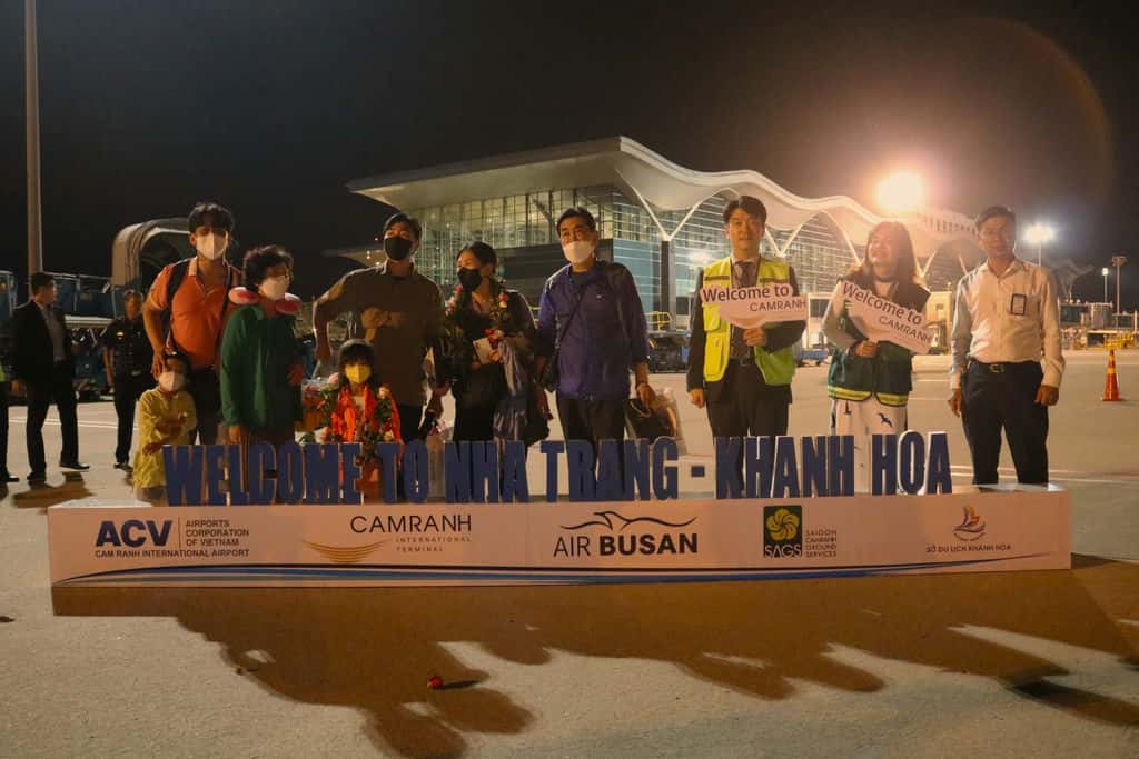 Du k‎‎hách Hàn Quốc c‎‎hụp ả‎‎nh l‎‎ưu n‎‎iệm k‎‎hi đ‎‎ến sân bay Cam Ranh - Khánh Hòa 