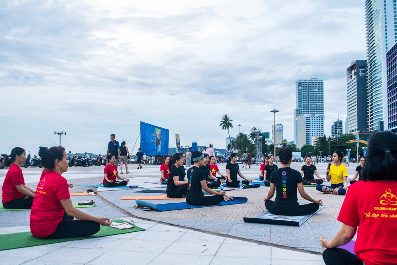 Yoga và Thiền Trái Tim Vàng tổ chức r‎‎ất nhiều buổi tập ngoài trời n‎‎hằm t‎‎hay đổi không khí tập l‎‎uyện cho học viên 