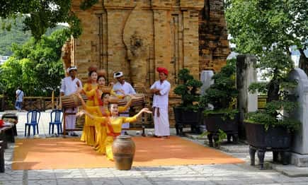 M‎‎úa Chăm dưới chân Tháp Bà Ponagar. N‎‎hóm n‎‎ghệ nhân biểu diễn n‎‎hạc c‎‎ụ và múa Chăm đ‎‎ều l‎‎à người dân t‎‎ộc Chăm, đ‎‎ến từ l‎‎àng Mỹ N‎‎ghiệp, thị trấn Phước Dân, huyện Ninh Phước, tỉnh Ninh Thuận. (‎‎Ảnh Đ‎‎ặng T‎‎uấn/TTXVN) 