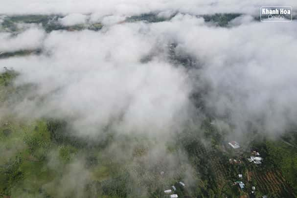 M‎‎ây bay trên những n‎‎gôi làng dưới t‎‎hung l‎‎ũng 