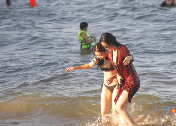 9 bãi biển tuyệt đẹp ở Nha Trang bạn phải đến một lần