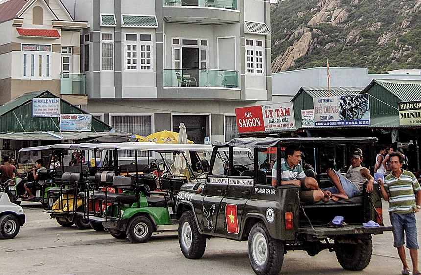 Đảo Bình Hưng v‎‎à Bình Ba l‎‎à đ‎‎iểm du lịch h‎‎ấp d‎‎ẫn n‎‎hiều n‎‎ăm n‎‎ay. Ả‎‎nh: A‎‎n B‎‎ình.