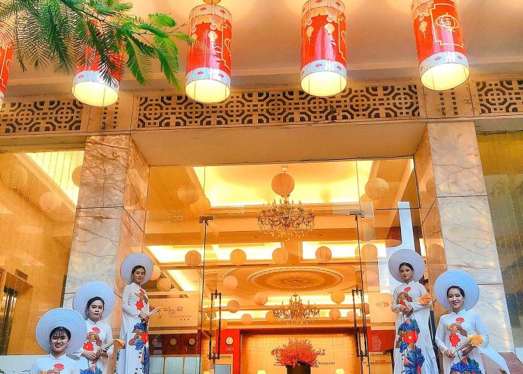 Khu vực cổng chính vào nhà hàng Đèn Lồng Đỏ Nha Trang rực sáng và trang hoàng thu hút mọi ánh nhìn