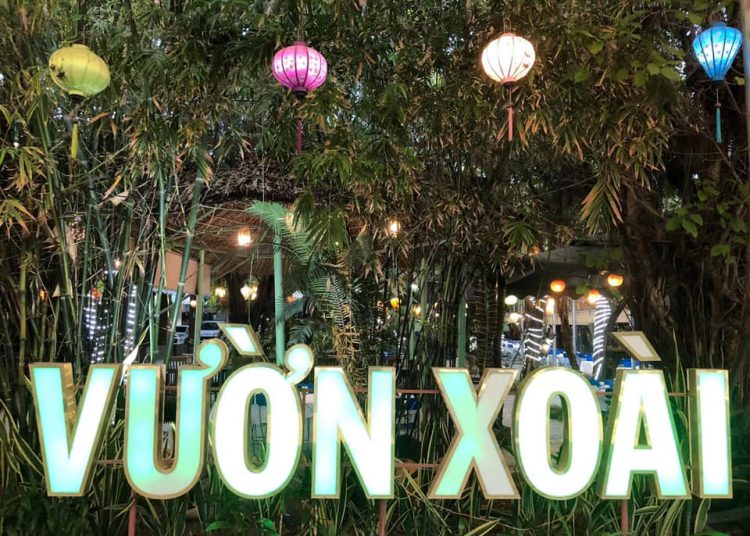 Phần cổng vào nhà hàng Vườn Xoài Nha Trang nổi bật bởi biển hiệu to và sáng lấp lánh bởi ánh đèn