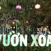 Phần cổng vào nhà hàng Vườn Xoài Nha Trang nổi bật bởi biển hiệu to và sáng lấp lánh bởi ánh đèn
