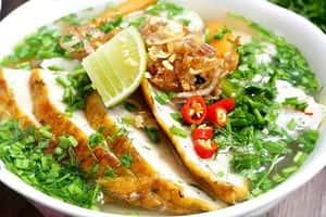 Tô bánh canh chả cá Nha Trang bắt mắt và thơm ngon