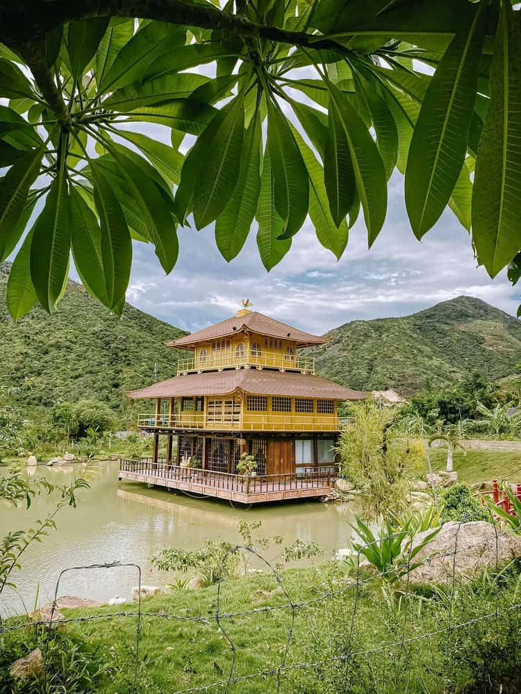 Hình ảnh ngôi chùa “cô đơn”, lấp lánh nổi bật với màu vàng khi nhìn từ xa. Bên trên là mây trời, phía dưới là mặt hồ tĩnh lặng, xung quanh là những tán lá xanh mướt