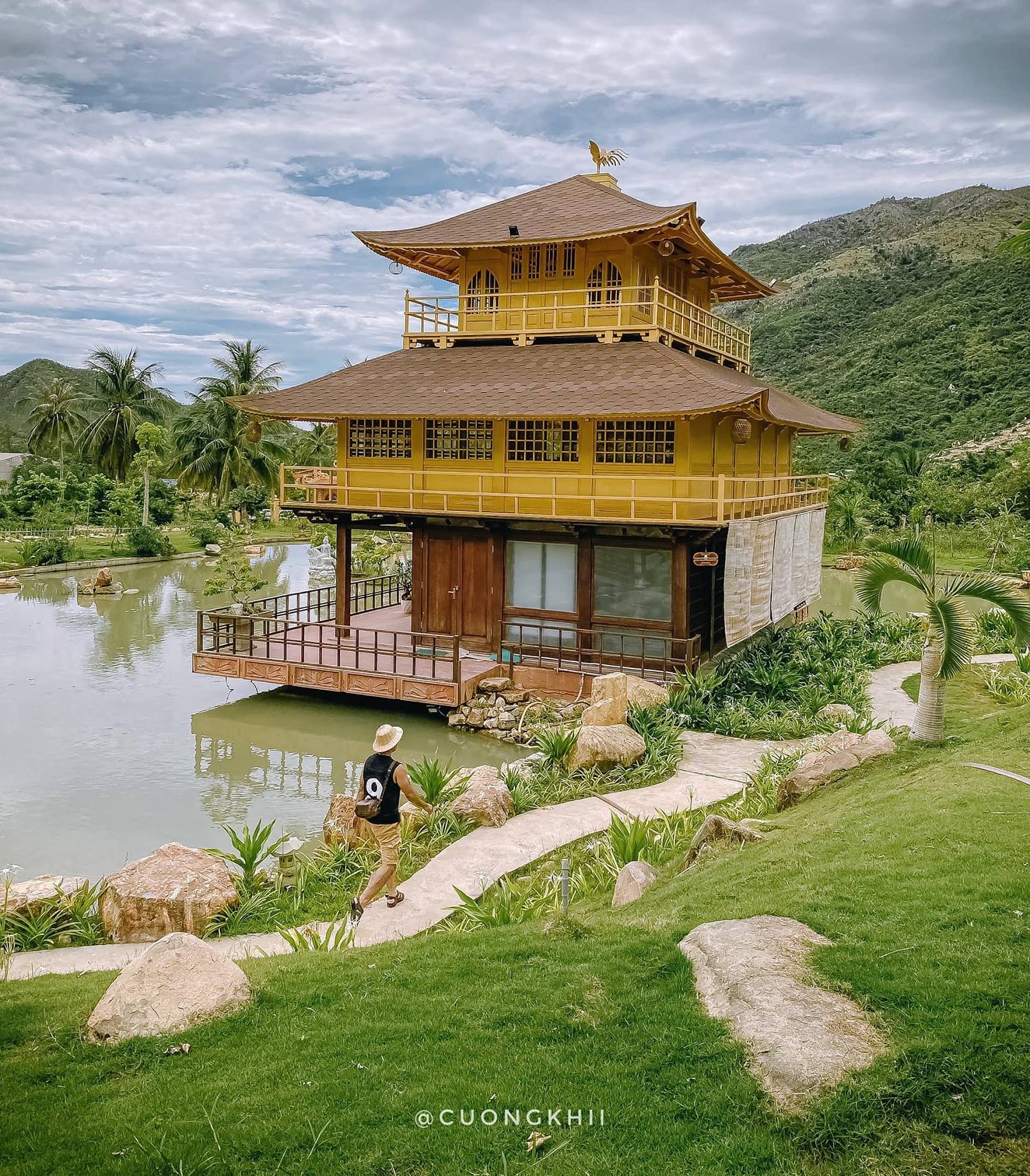 Ngôi chùa Nghĩa Sơn Nha Trang dần trở thành điểm check-in lý tưởng, rất nên thơ khi nằm trong thành phố du lịch sôi động, nhưng lại rất an nhiên đến lạ