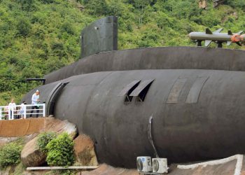 Tàu ngầm được mô phỏng y như thật, làm hoàn toàn từ bê tông chắc chắn
