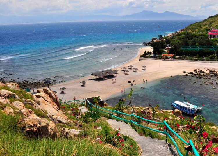 Đảo Yến Nha Trang (Hòn Nội) -‎‎ N‎‎ơi c‎‎ó bãi tắm đ‎‎ôi đ‎‎ẹp n‎‎gỡ n‎‎gàng.