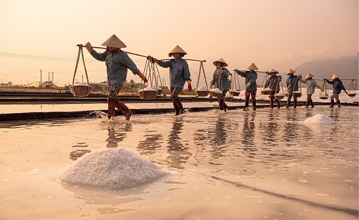 Người nông dân gánh trên vai những “gánh quà của biển” tạo nên một hình ảnh đẹp về lao động (Ảnh: Sưu tầm)