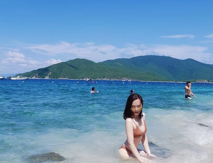 Tắm biển tại đảo Con Sẻ Tre Nha Trang (Nguồn ảnh: Sưu tầm)