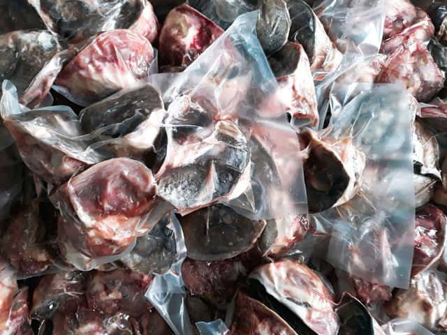 Bạn nên chọn mua những phần mắt cá ngừ đại dương đã được đóng gói và hút chân không để có thể bảo quản được lâu