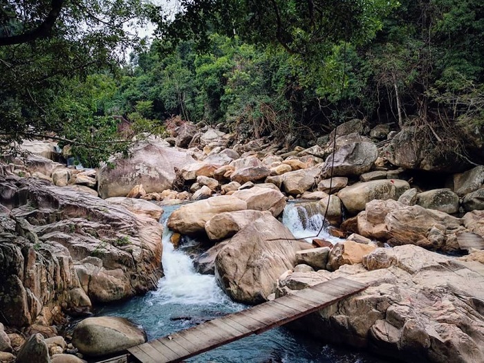 Suối Đá Giăng thuộc huyện Cam Lâm (Ảnh: Sưu tầm)