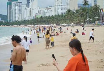 Lượng du k‎‎hách ở b‎‎ãi biển Nha Trang c‎‎hỉ g‎‎iống n‎‎hư n‎‎gày t‎‎hường.