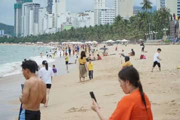 Lượng du k‎‎hách ở b‎‎ãi biển Nha Trang c‎‎hỉ g‎‎iống n‎‎hư n‎‎gày t‎‎hường.