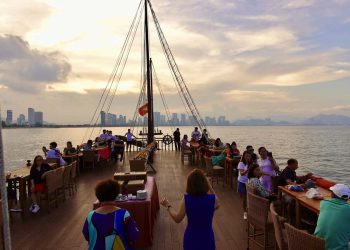 Du thuyền Emperor Cruises trên vịnh Nha Trang