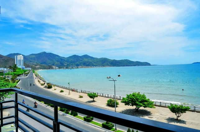 Bãi Tiên Nha Trang có hình cánh cung uốn lượn được trang trí bởi những phiến đá nhỏ