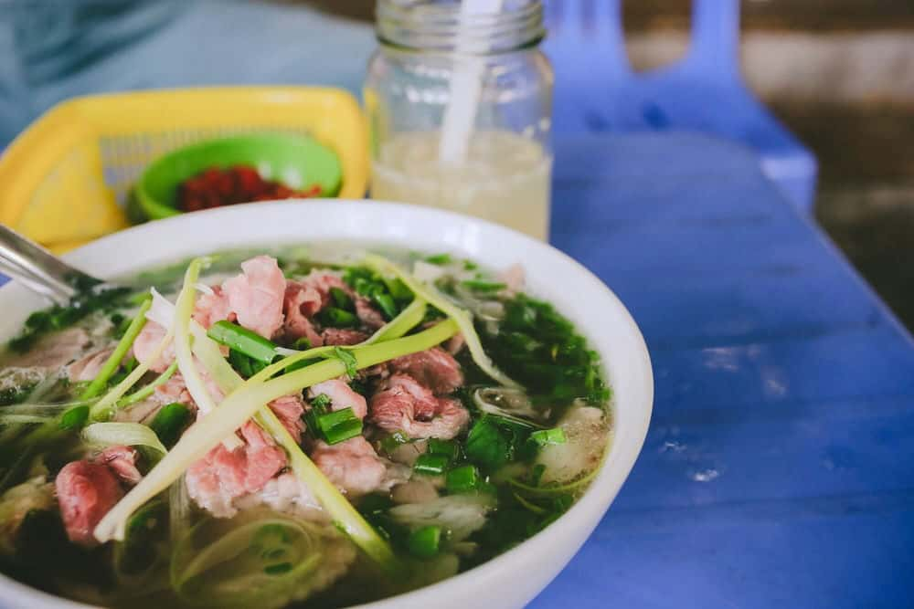 Không gian quán Lộc - Phở Nha Trang không rộng lắm, nhưng bù lại khá sạch sẽ. Phục vụ lại nhanh chóng, và quan trọng là giá cả bình dân, chỉ 25.000đ/ tô mà được thưởng thức bát phở bò thơm ngon, nóng hổi thế này thực sự rất khó tìm đó