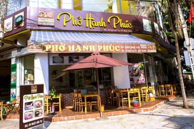 Không gian quán Hạnh Phúc - Phở Nha Trang rất thoáng đãng và sạch sẽ