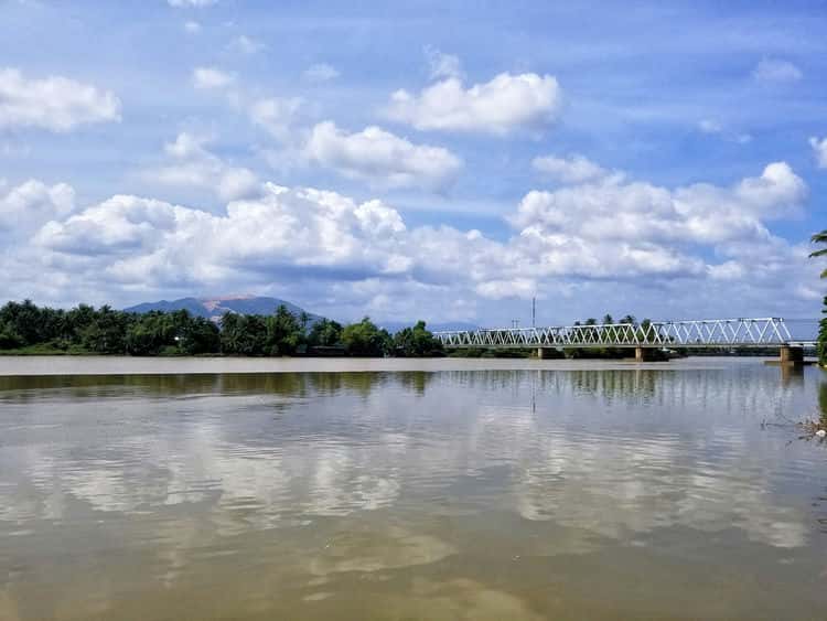 Cầu sắt từ xa hòa vào nền trời Nha Trang xinh đẹp