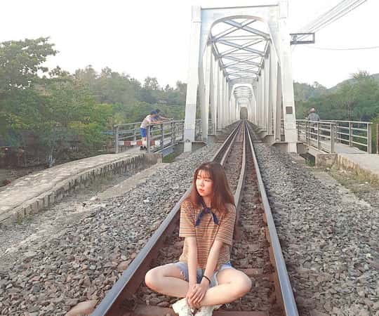 Không có vẻ xa hoa tráng lệ mà là vẻ đẹp êm đềm, hoài niệm tại cây cầu gần trăm năm tuổi này