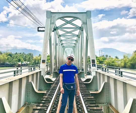 Dưới một góc máy khác, cầu sắt Nha Trang lại có vẻ rất hiện đại và năng động