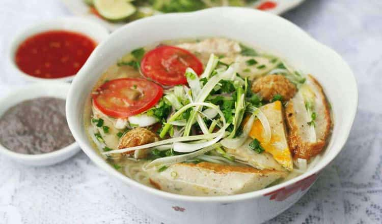 Bún chả cá với hương vị đậm đà, ngọt lành đặc trưng của biển cả khiến du khách say đắm ngay lần đầu tiên