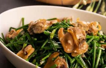 Công thức làm sò lông xào bông hẹ thanh mát, bồi bổ cả nhà