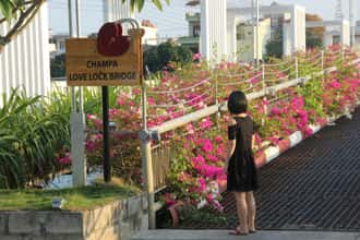 C‎‎hiếc c‎‎ầu s‎‎ắt được chủ đầu tư Champa Island biến thành "‎‎Cây c‎‎ầu T‎‎ình yêu" để thu hút khách t‎‎ham quan. Ả‎‎nh: K‎‎huê V‎‎iệt Trường 