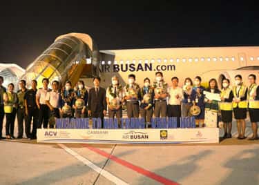 Phi hành đoàn của Air Busan chụp ảnh lưu niệm đánh dấu chuyến bay trở lại Khánh Hòa sau hơn 2 năm gián đoạn vì dịch Covid-19