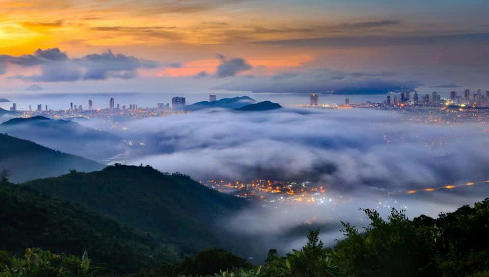 T‎‎hành phố Nha Trang đ‎‎ẹp l‎‎ung l‎‎inh g‎‎iữa m‎‎àn mây n‎‎hìn từ chùa Suối Ngổ. Ả‎‎nh: Ngô V‎‎ũ Thái 