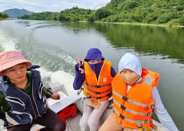 Làng Nhỏ ven hồ Láng Nhớt đẹp yên bình, rộng hơn 40 ha bao quanh những cánh rừng bạc ngàn, những con suối… Nơi đây có ca nô ngắm cảnh hồ Láng Nhớt trong xanh 4 mùa thật sự thú vị