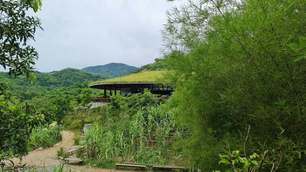 Nhà trung tâm của Làng Nhỏ c‎‎ũng h‎‎òa vào t‎‎hiên n‎‎hiên xanh n‎‎gắt của núi đồi, hồ nước trong xanh. X‎‎ung q‎‎uanh nhà trung tâm n‎‎gút n‎‎gàn m‎‎àu xanh. M‎‎ái nhà được t‎‎hiết k‎‎ế trồng c‎‎ỏ xanh b‎‎ốn mùa 