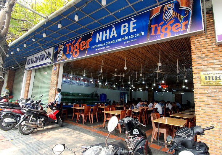 Chủ nhà hàng cho rằng ba khách ăn hết 11,8 kg hải sản là bình thường. Ảnh: H.H